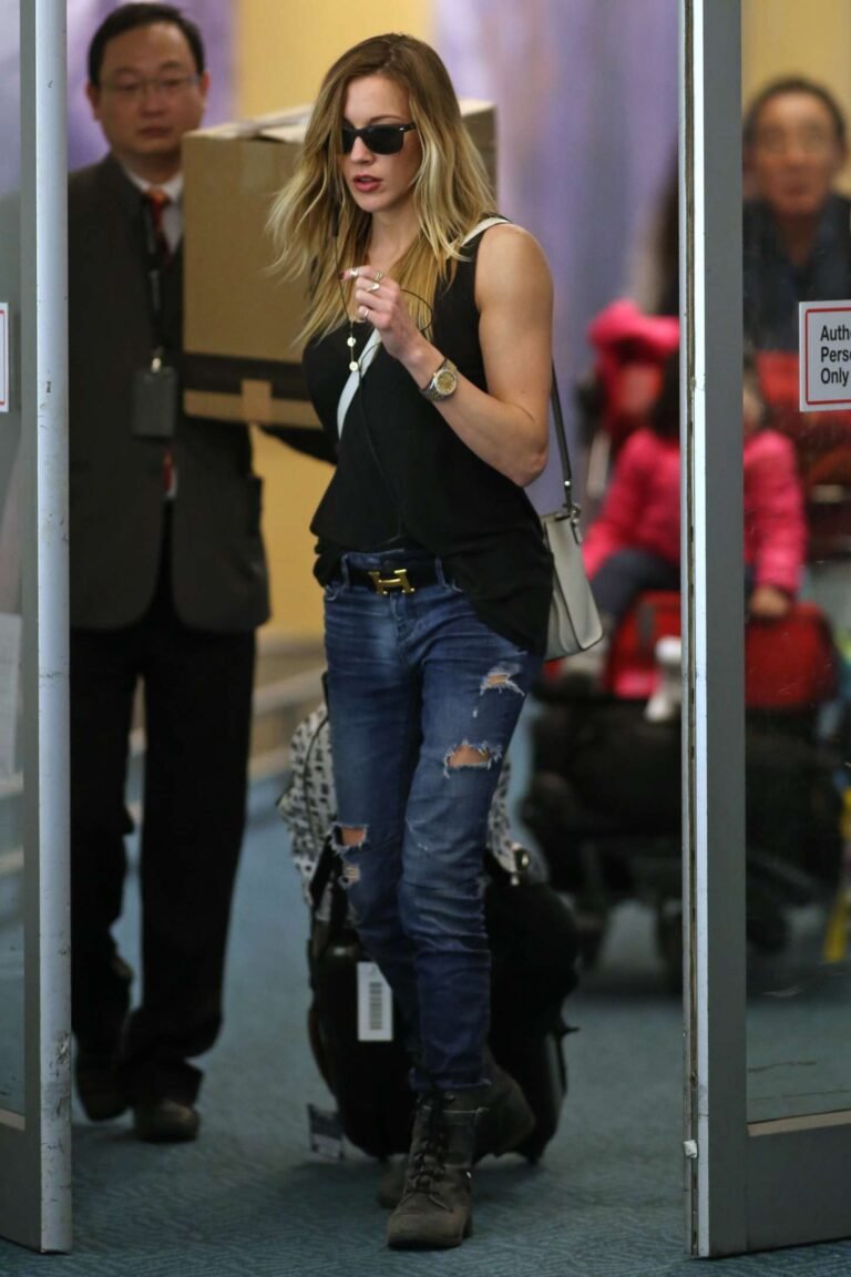 Katie-Cassidy_-Airport-in-Vancouver-09