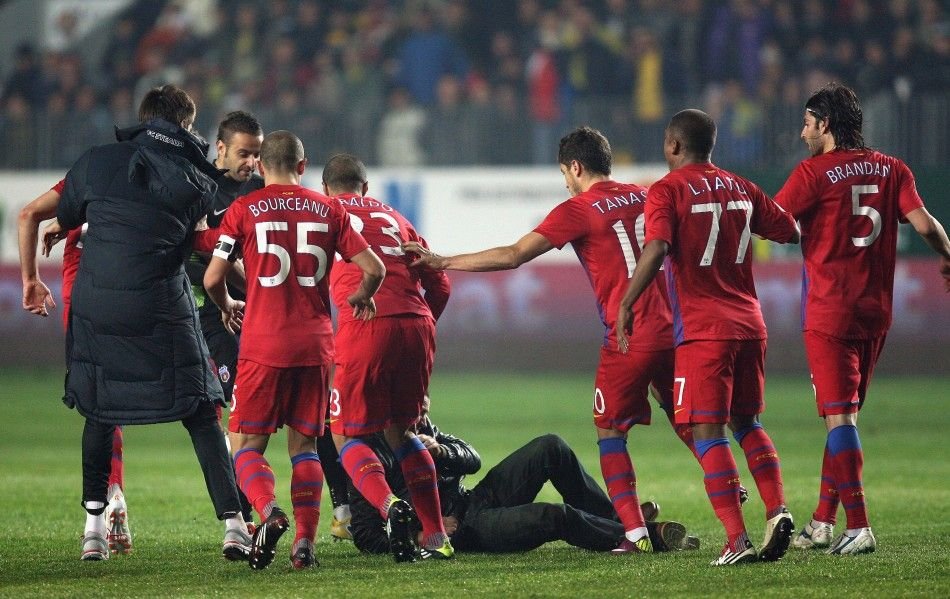 steaua-bucharest-players-kick-petrolul-supporter-after-he-attacked-two-teammates-during-their