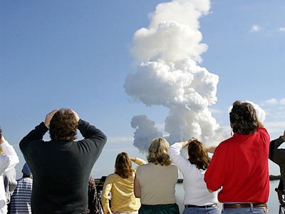 launch-spectators-glimpse-column-Space-Shuttle-Columbia