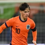 Thom-van-Bergen-Jong-Oranje-bal-aan-de-voet
