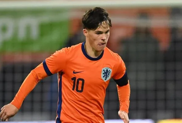 Thom-van-Bergen-Jong-Oranje-bal-aan-de-voet