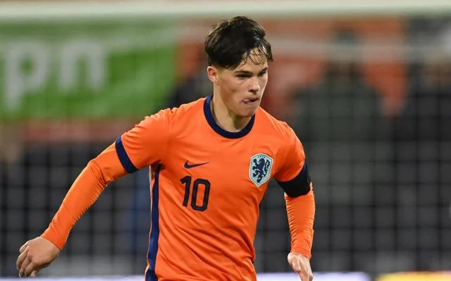 Thom-van-Bergen-Jong-Oranje-bal-aan-de-voet